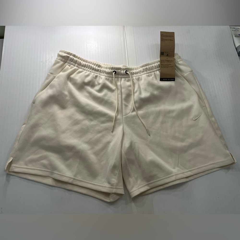 Nike Men’s Off-White Cream Athletic Training Shorts Standard Fit NEW WITH TAGS